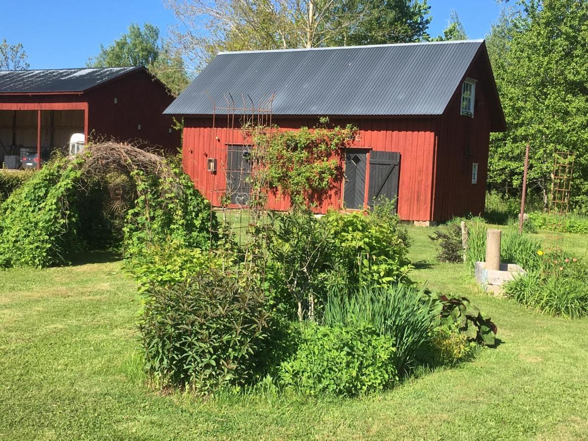 Liten Stuga Mitt I Naturen Pa Kinnekulle Hallekis Luaran gambar